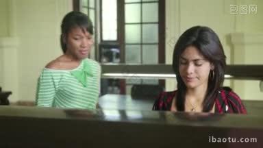 在校的年轻人，女学生在大学图书馆学习和做作业